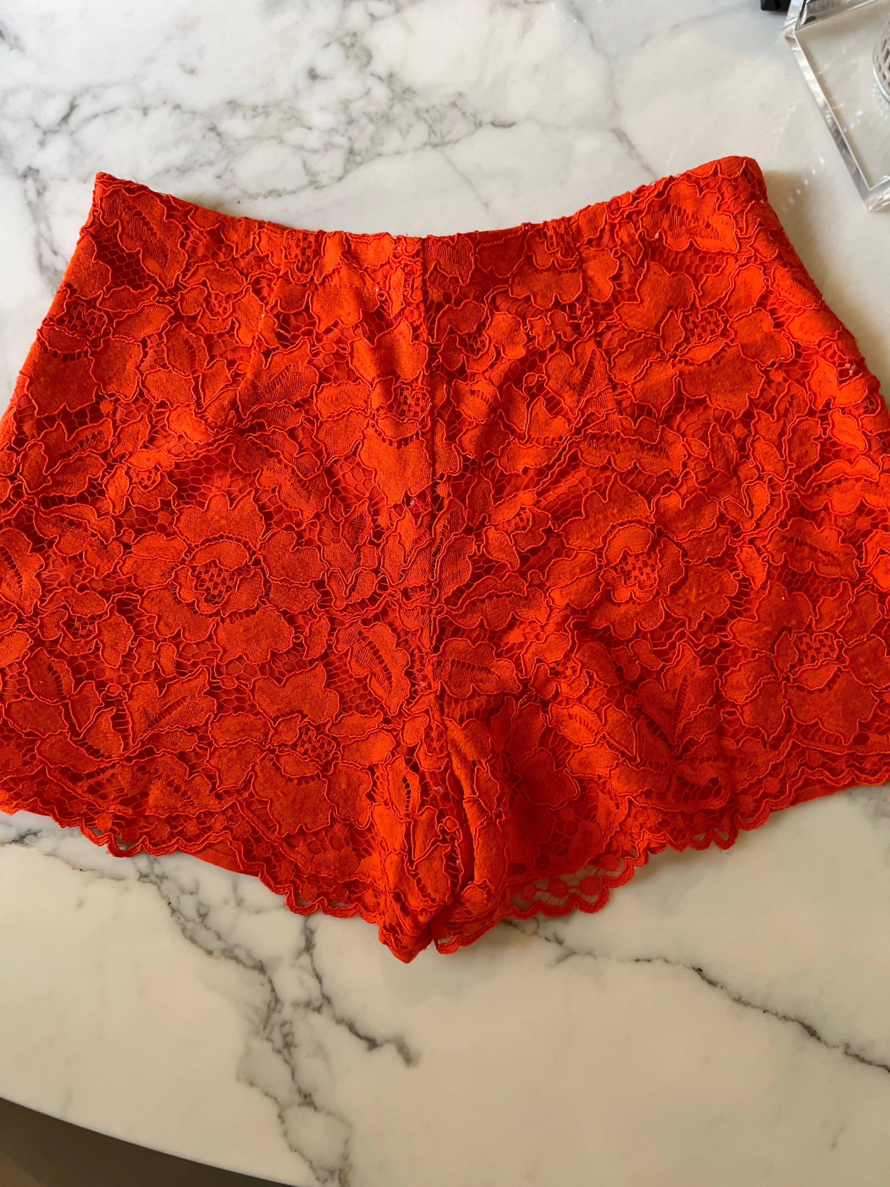 Short Sandro en dentelle rouge