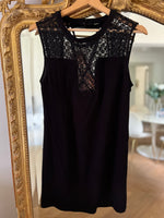 Charger l&#39;image dans la galerie, Robe Sandro en dentelle noire dos croisé
