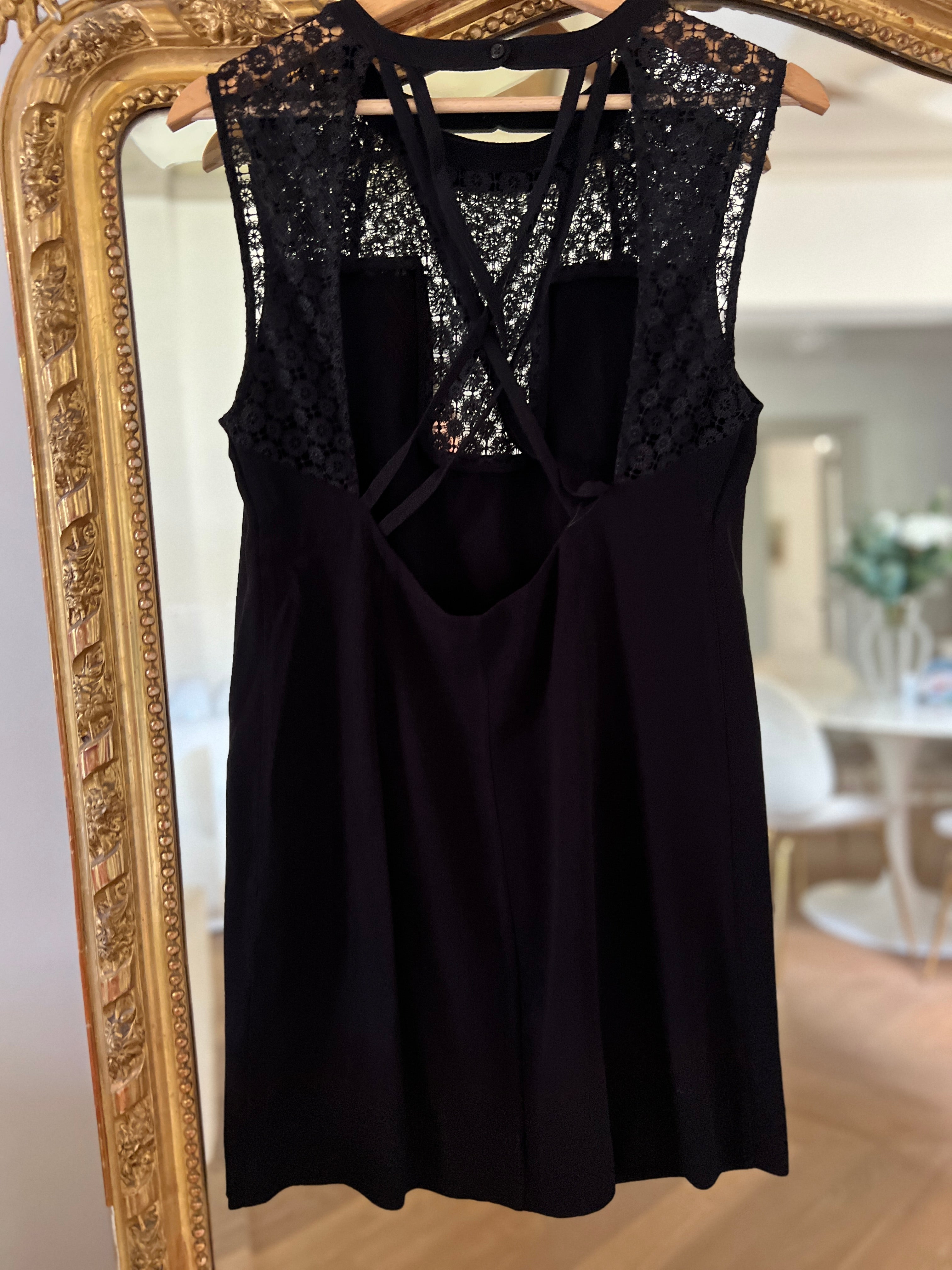 Robe Sandro en dentelle noire dos croisé