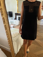 Charger l&#39;image dans la galerie, Robe Sandro en dentelle noire dos croisé
