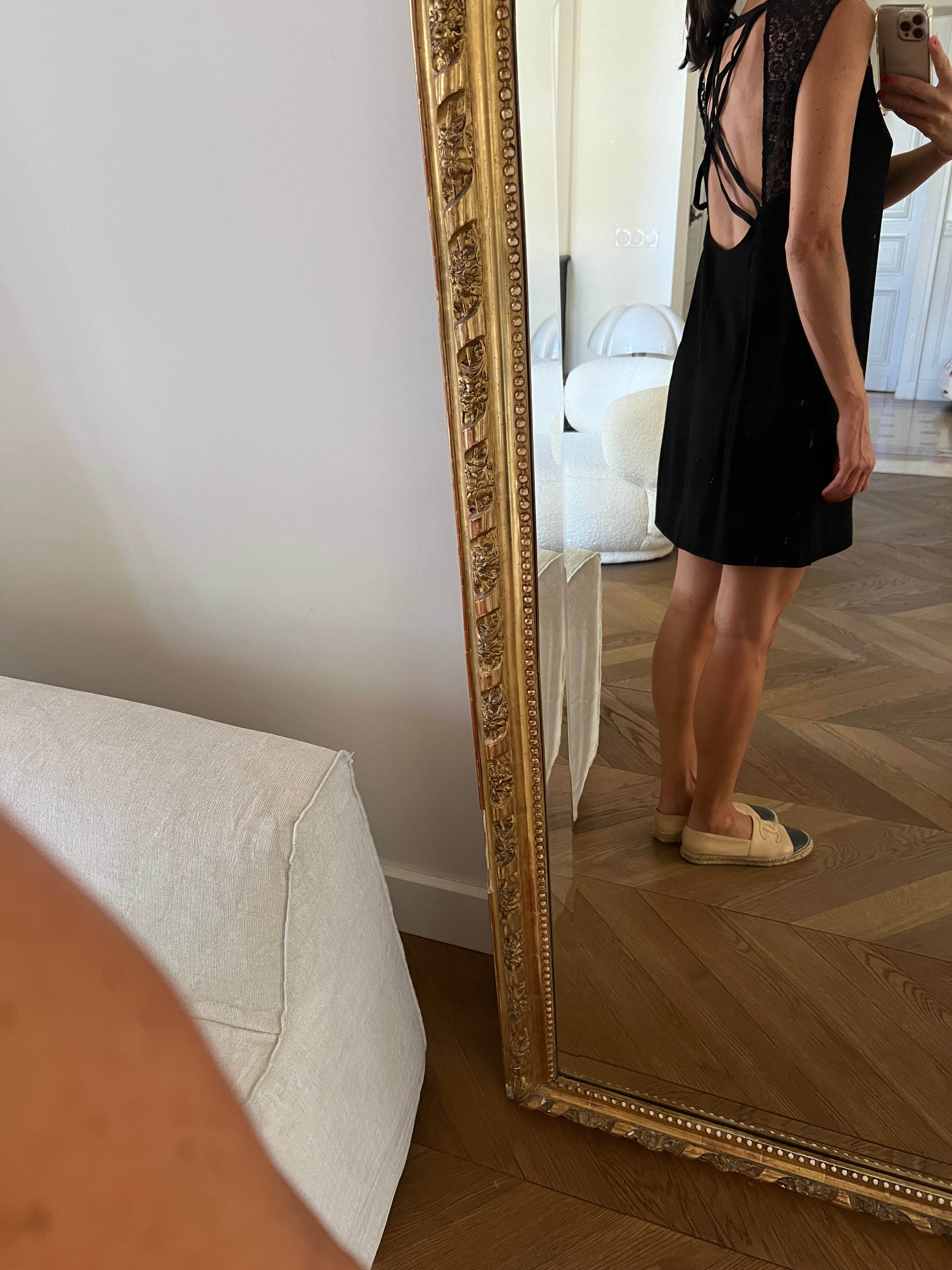 Robe Sandro en dentelle noire dos croisé