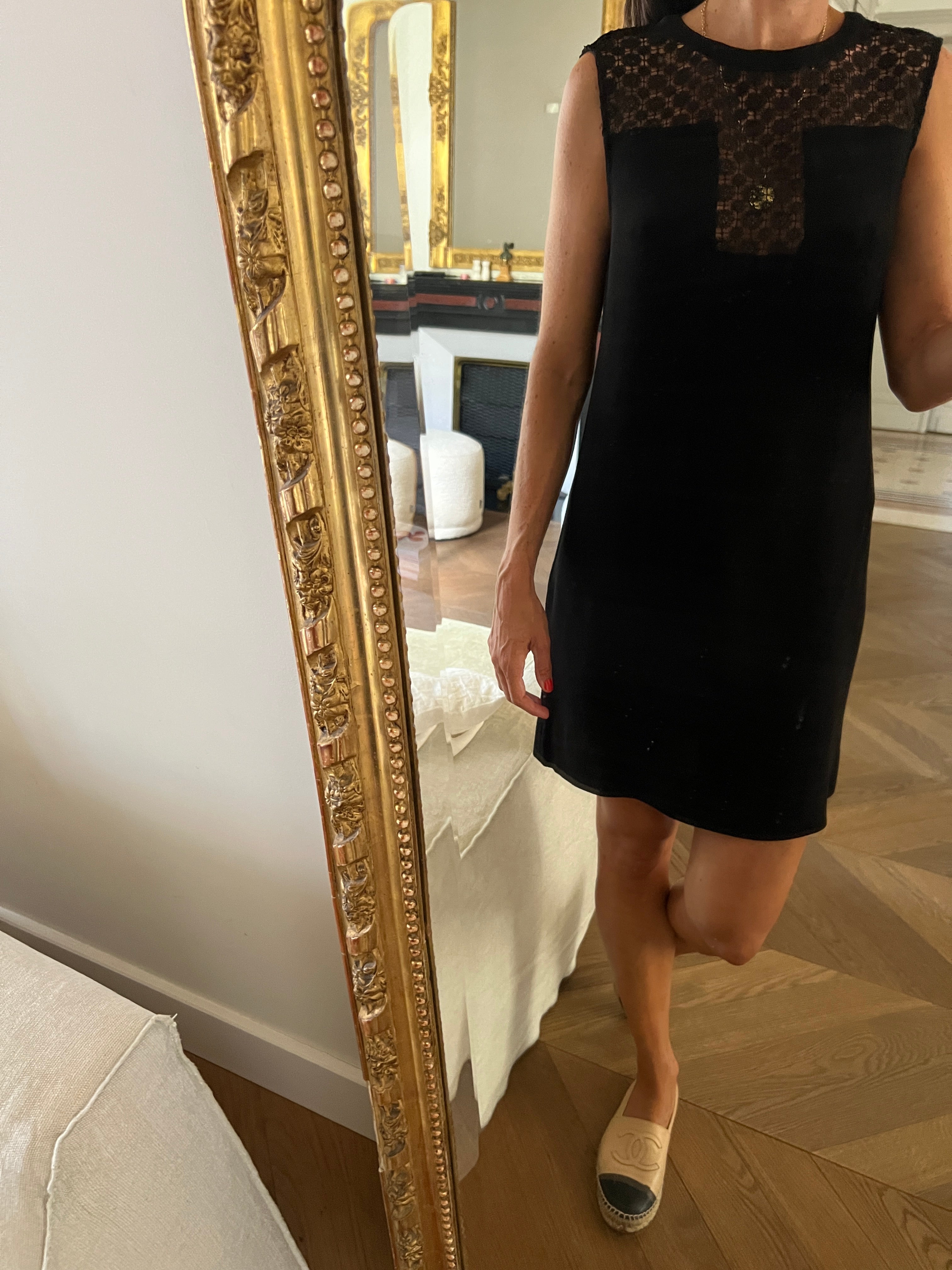 Robe Sandro en dentelle noire dos croisé