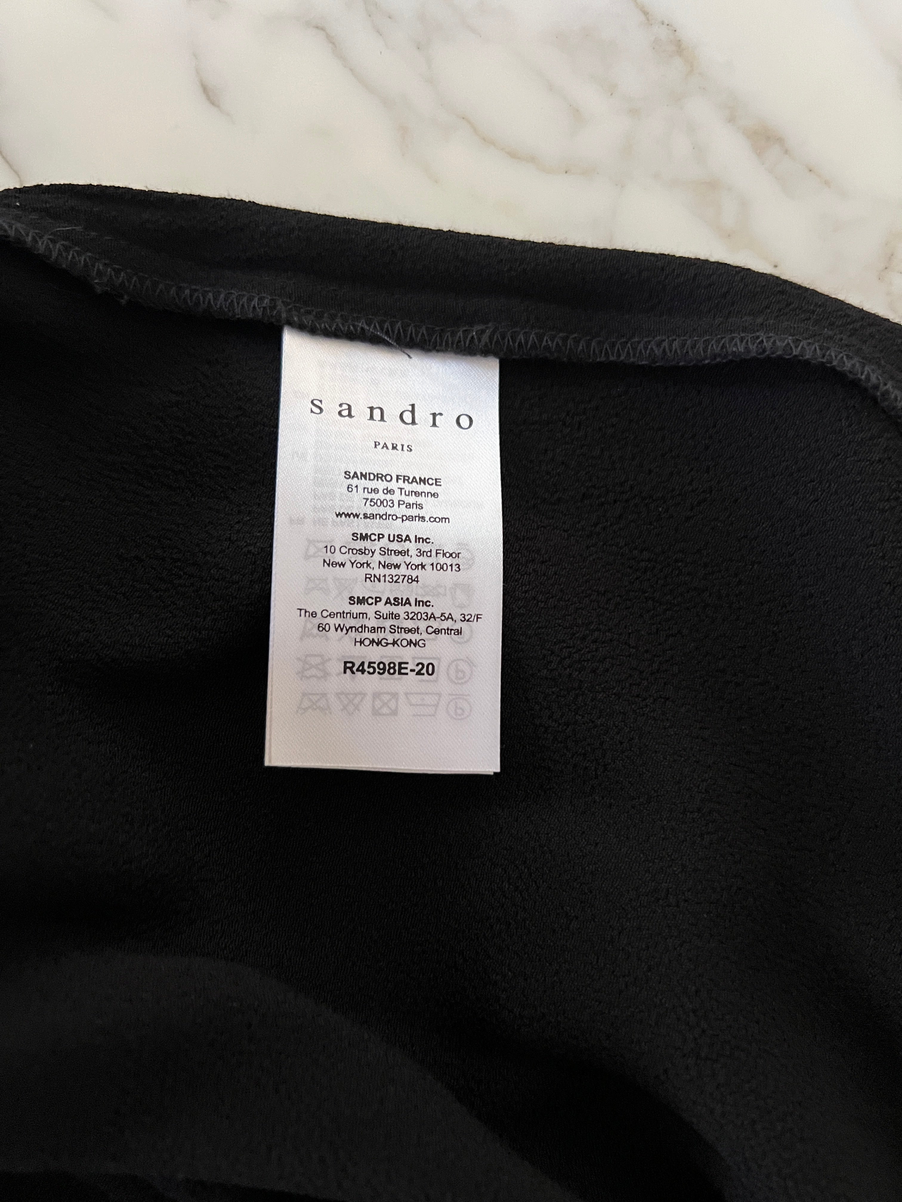 Robe Sandro en dentelle noire dos croisé