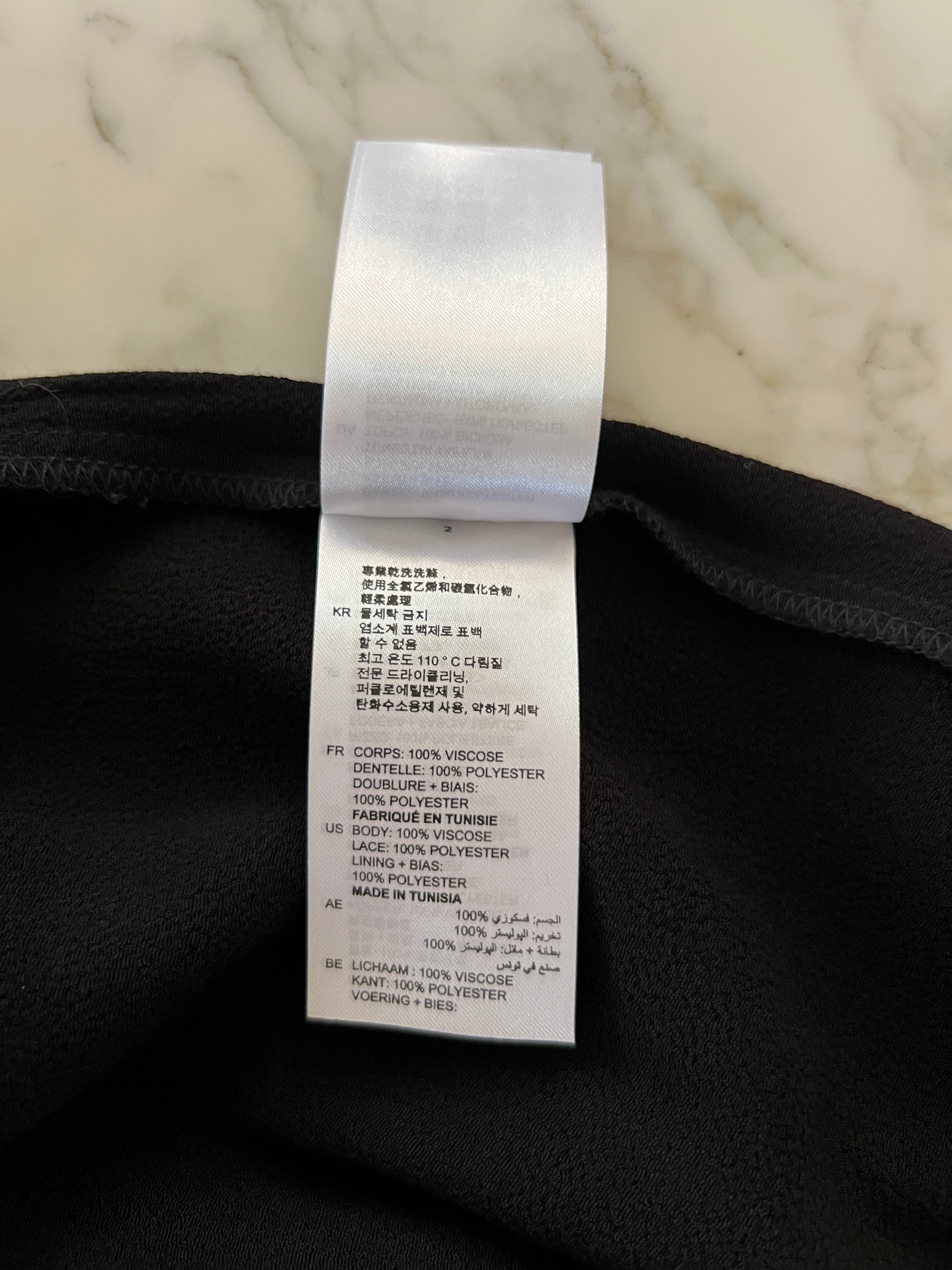 Robe Sandro en dentelle noire dos croisé