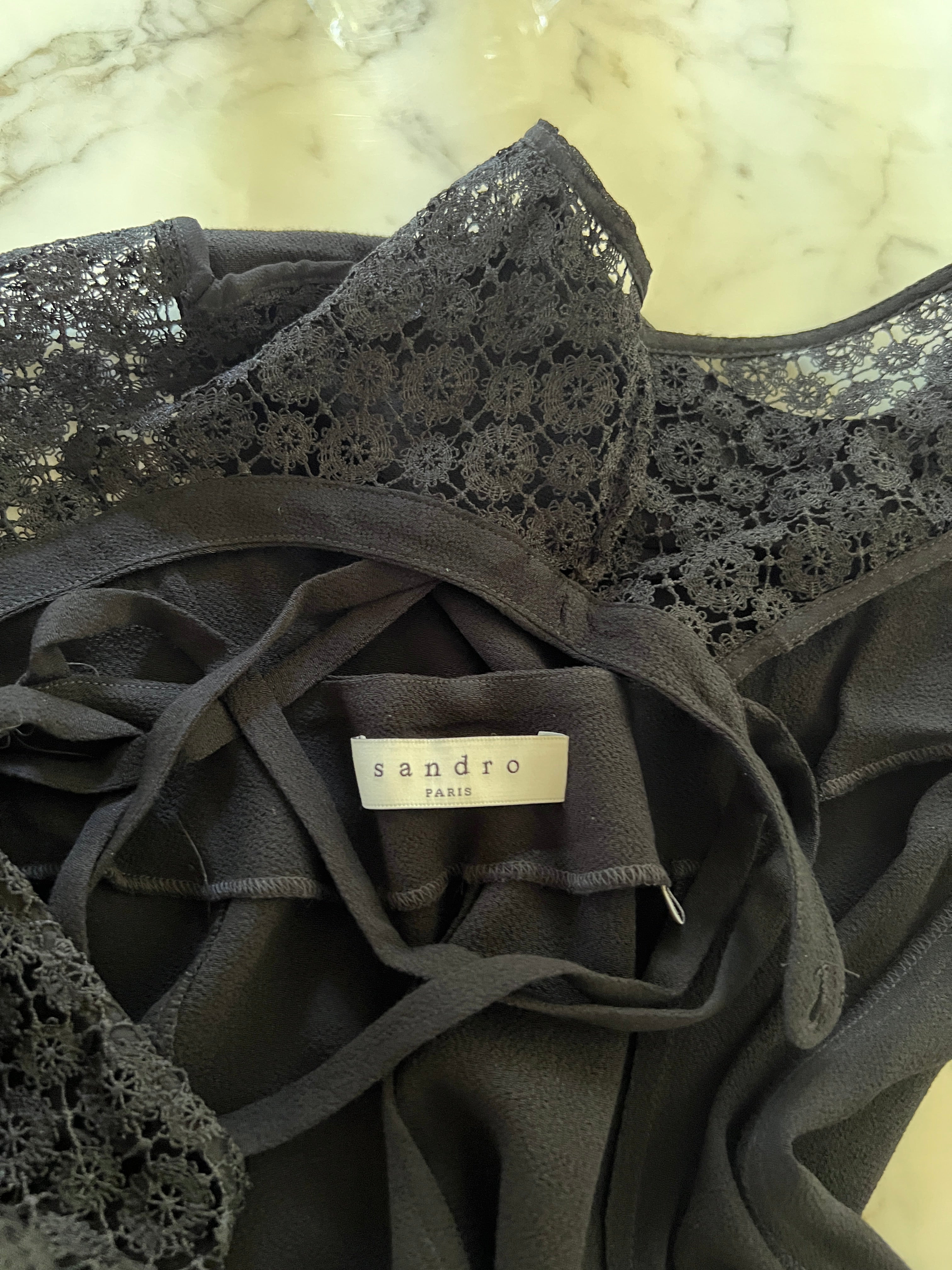 Robe Sandro en dentelle noire dos croisé