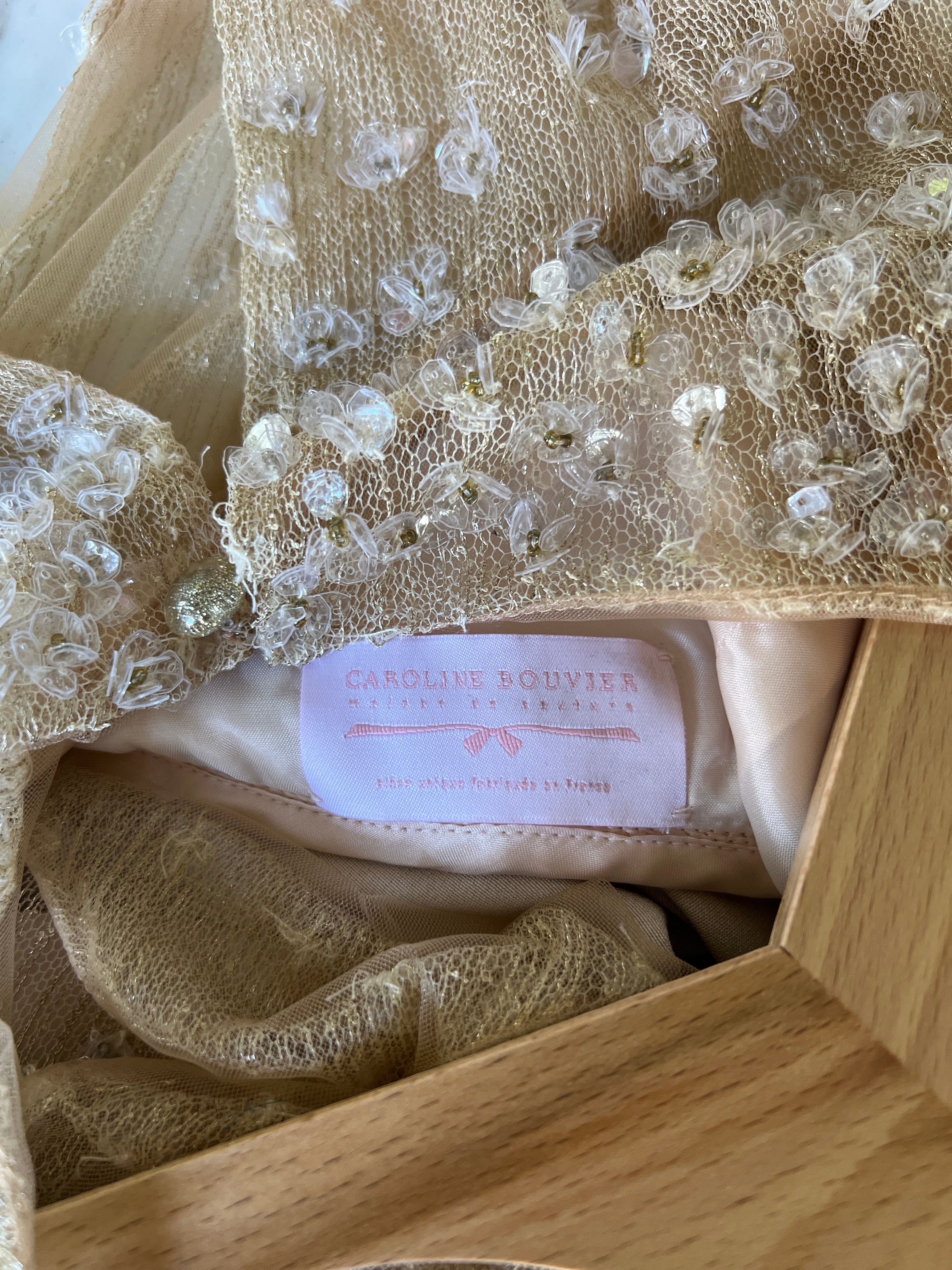 Robe dorée Caroline Bouvier