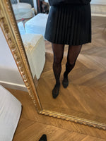 Charger l&#39;image dans la galerie, Maje - Jupe short plissée noire
