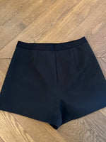 Charger l&#39;image dans la galerie, Maje - Jupe short plissée noire
