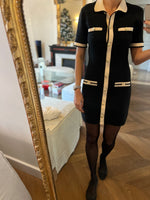 Charger l&#39;image dans la galerie, Maje - Robe noire col et bordure beige boutons dorés
