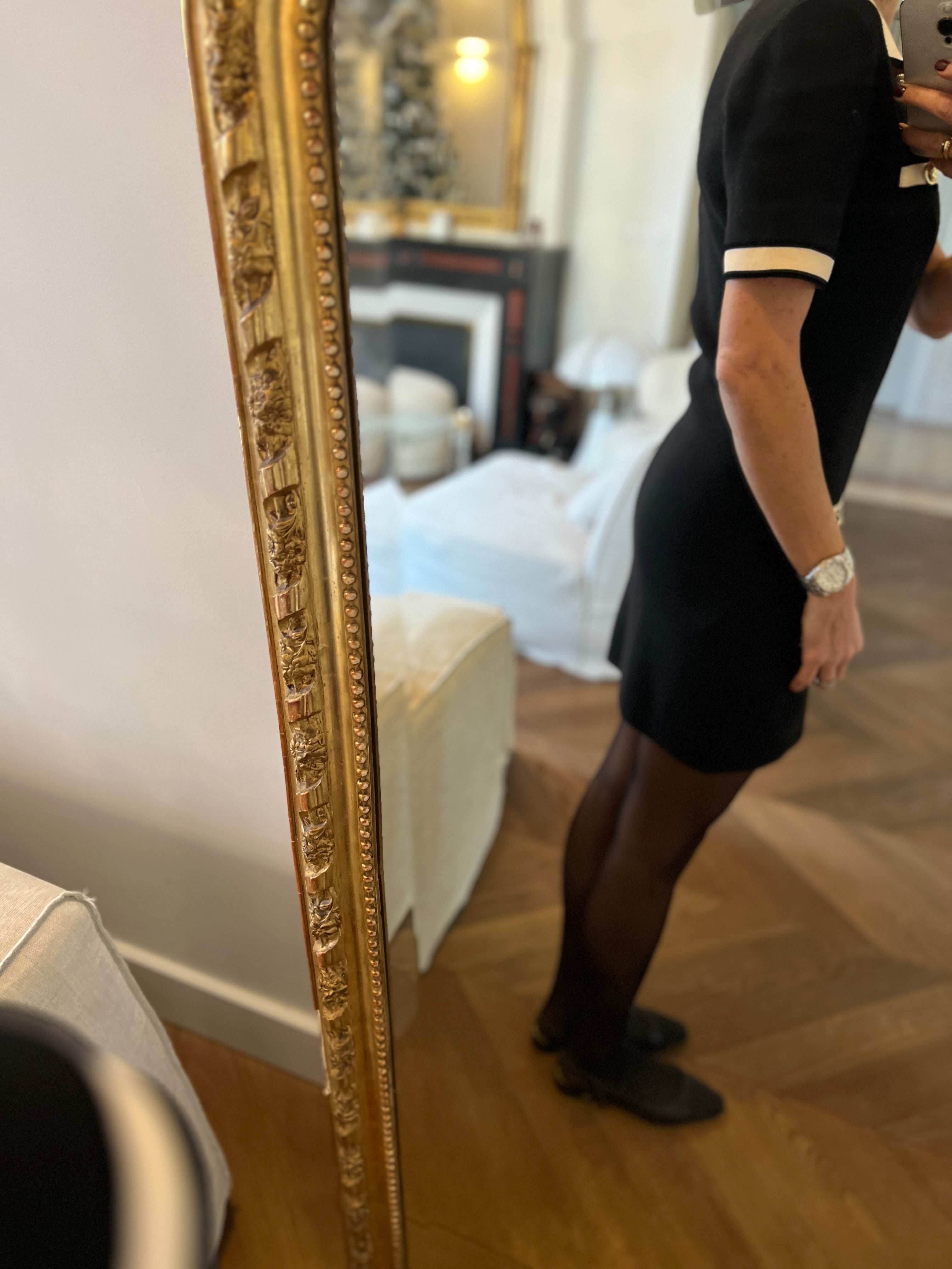 Maje - Robe noire col et bordure beige boutons dorés