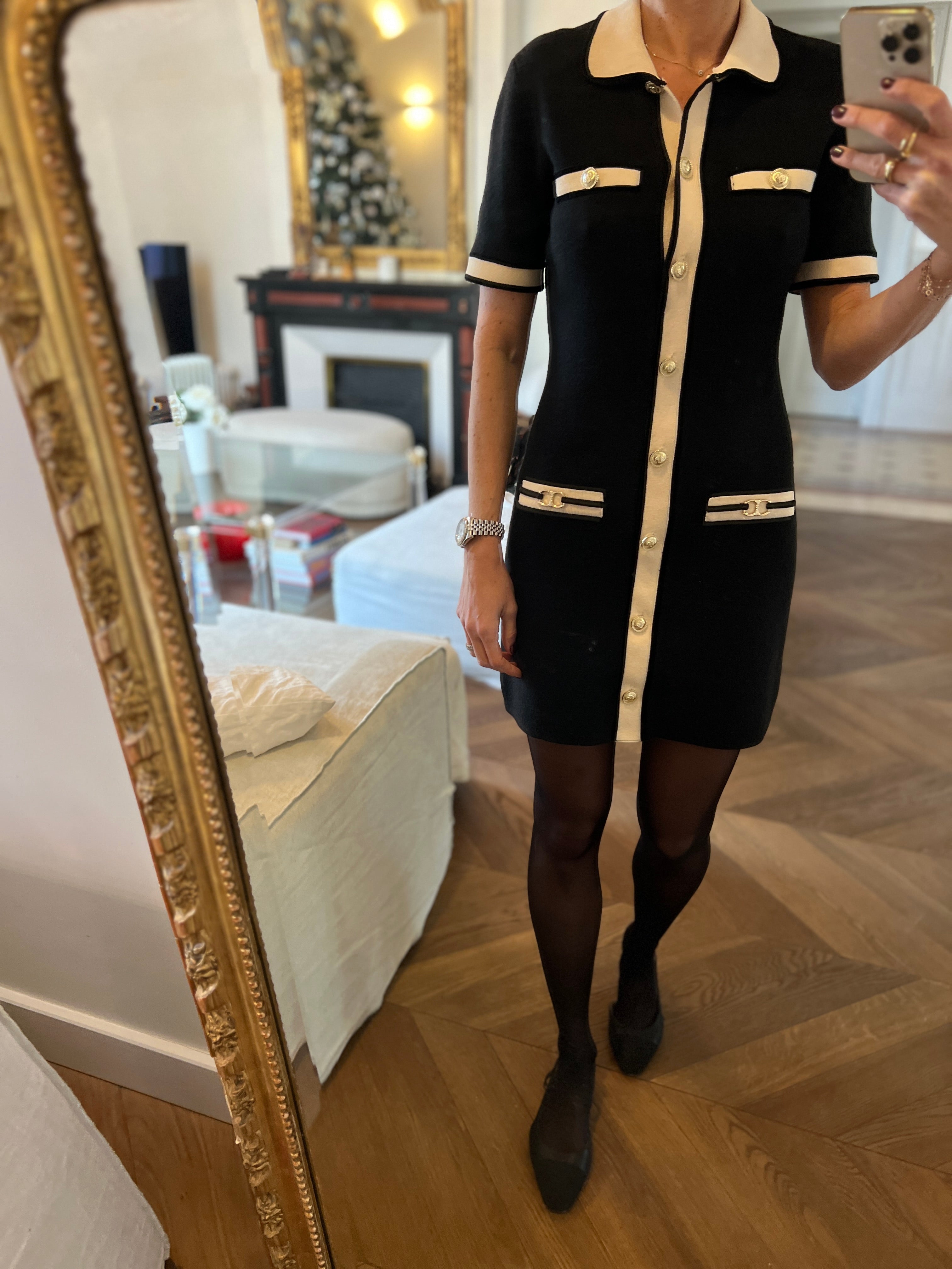 Maje - Robe noire col et bordure beige boutons dorés