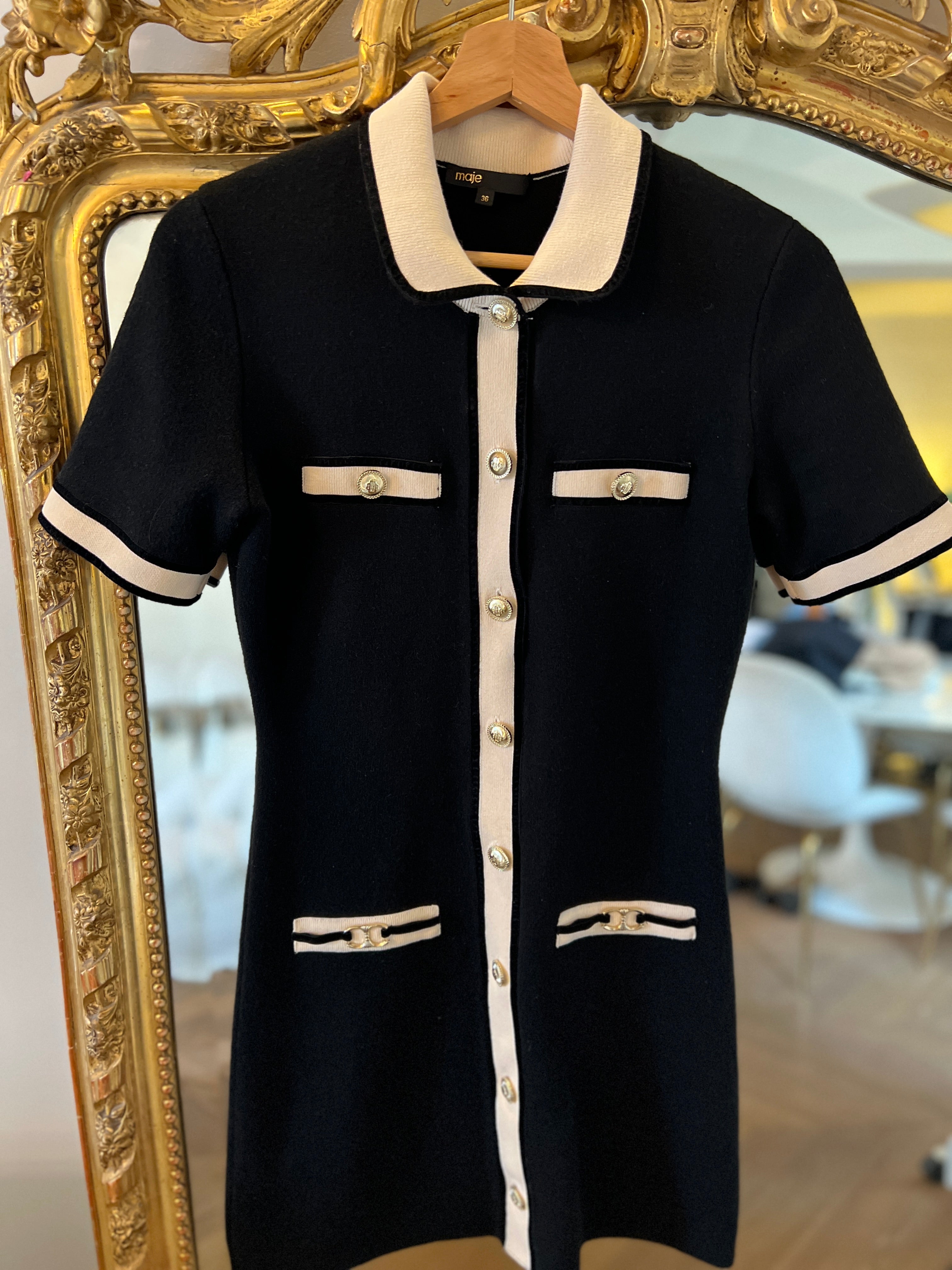 Maje - Robe noire col et bordure beige boutons dorés