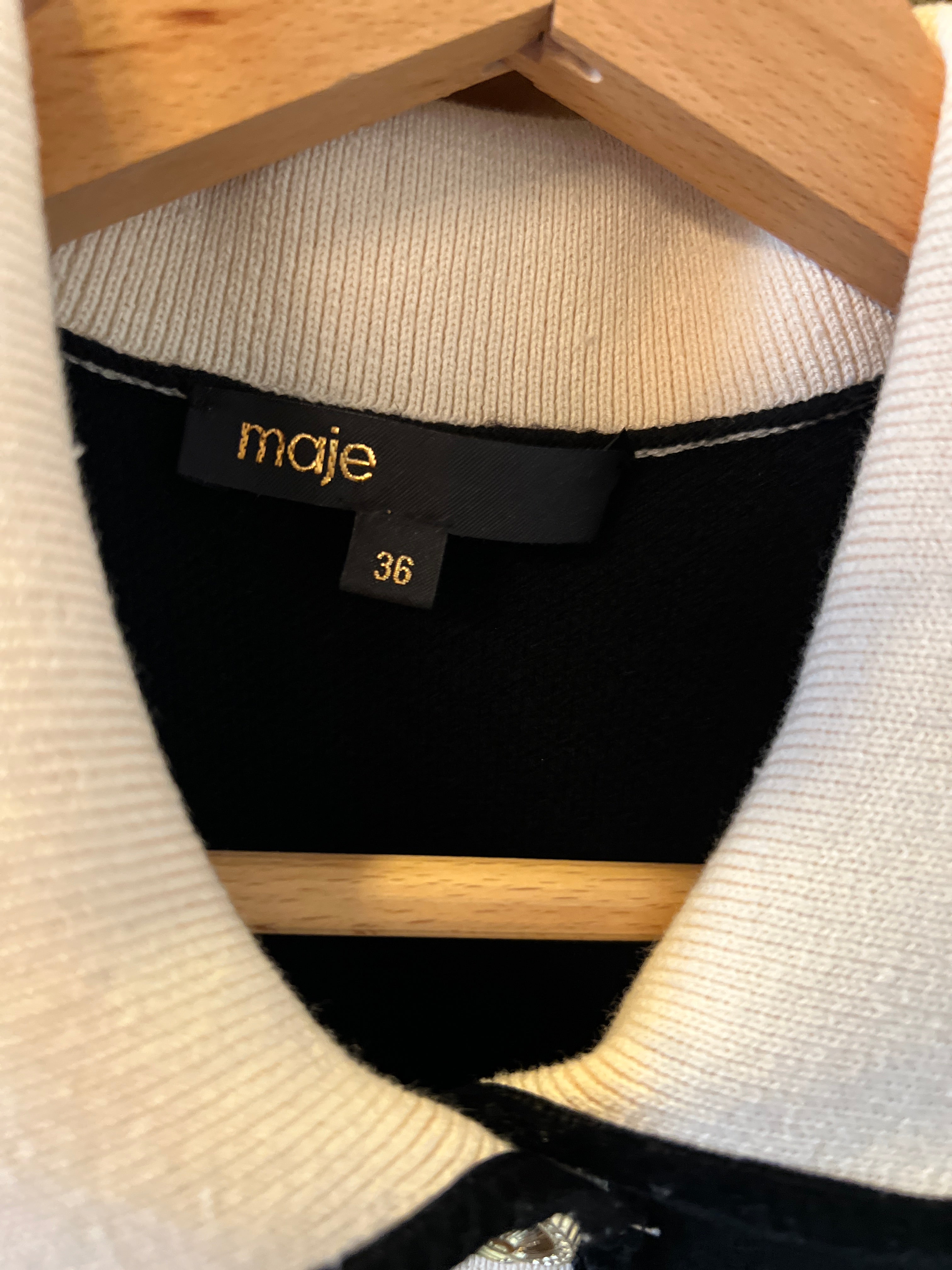 Maje - Robe noire col et bordure beige boutons dorés