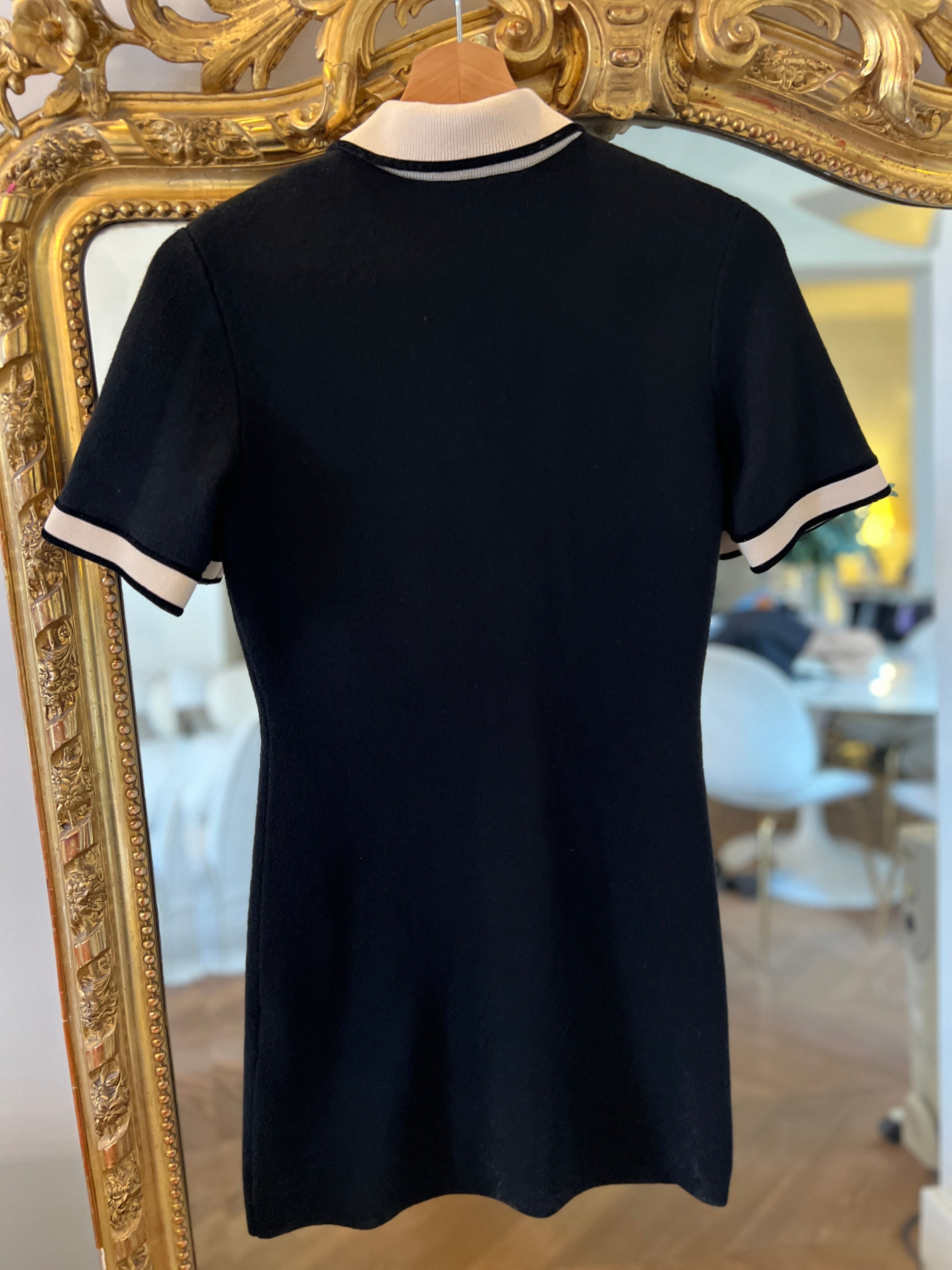 Maje - Robe noire col et bordure beige boutons dorés