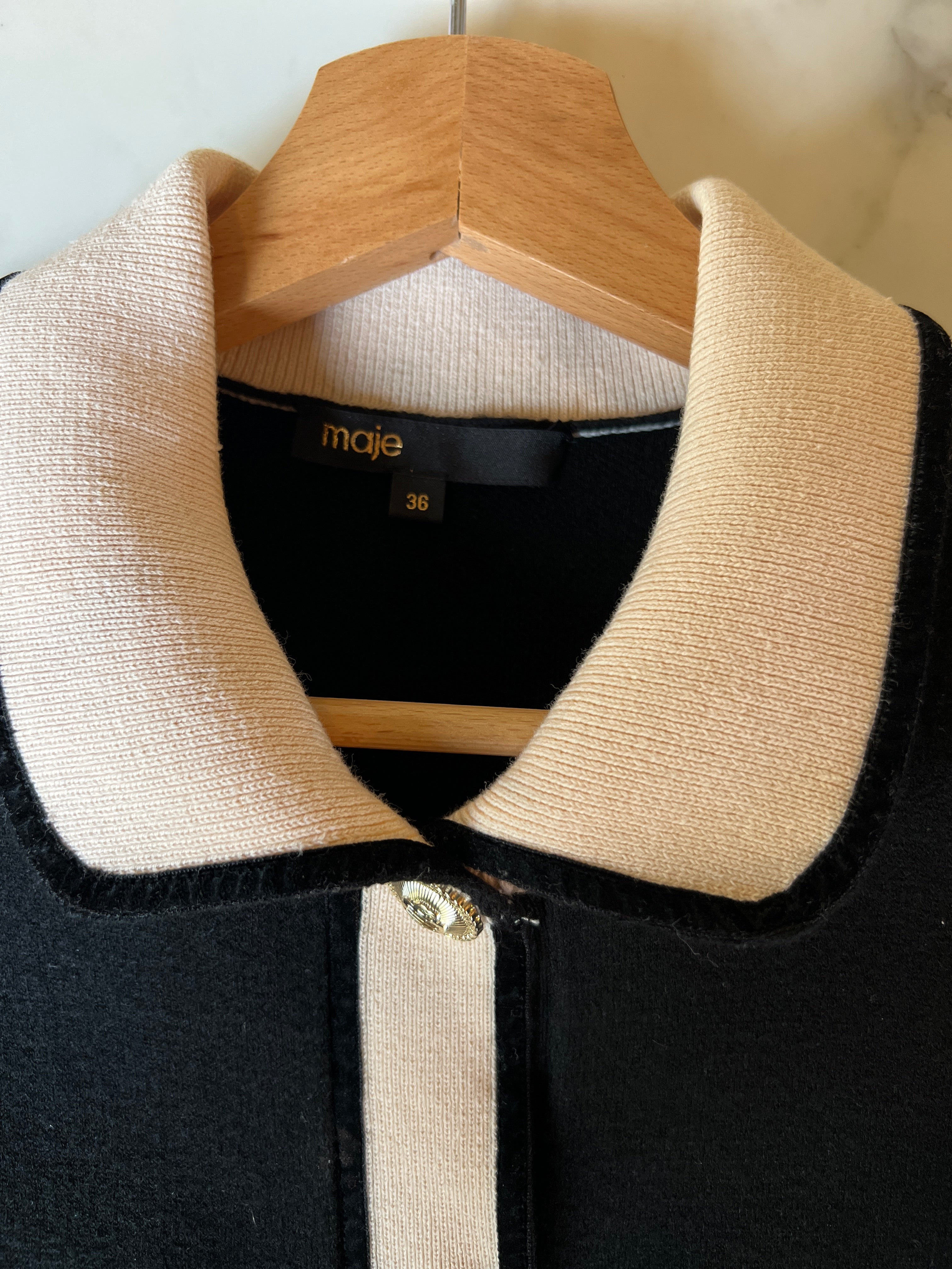 Maje - Robe noire col et bordure beige boutons dorés