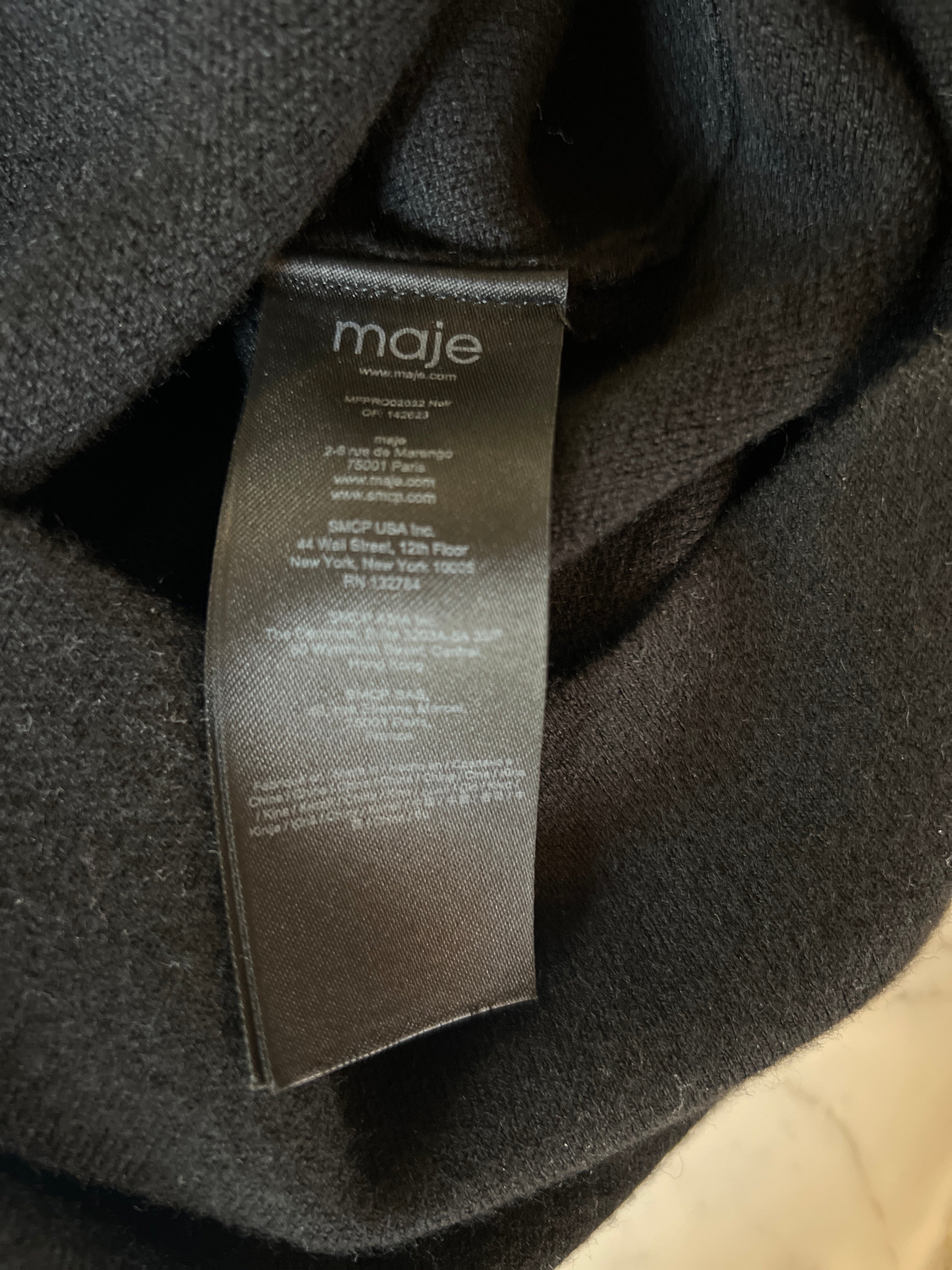 Maje - Robe noire col et bordure beige boutons dorés