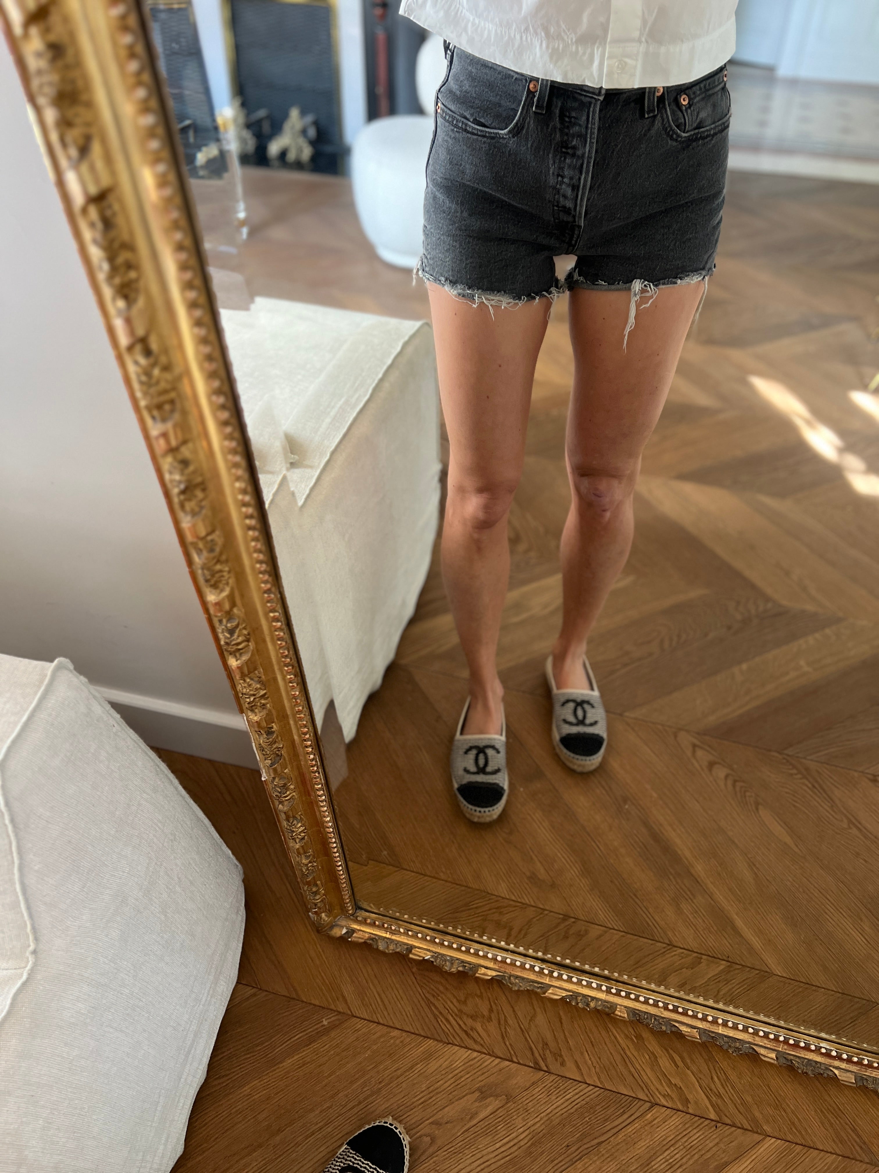 Anne Charlotte Short en Jean Levis 501 noir