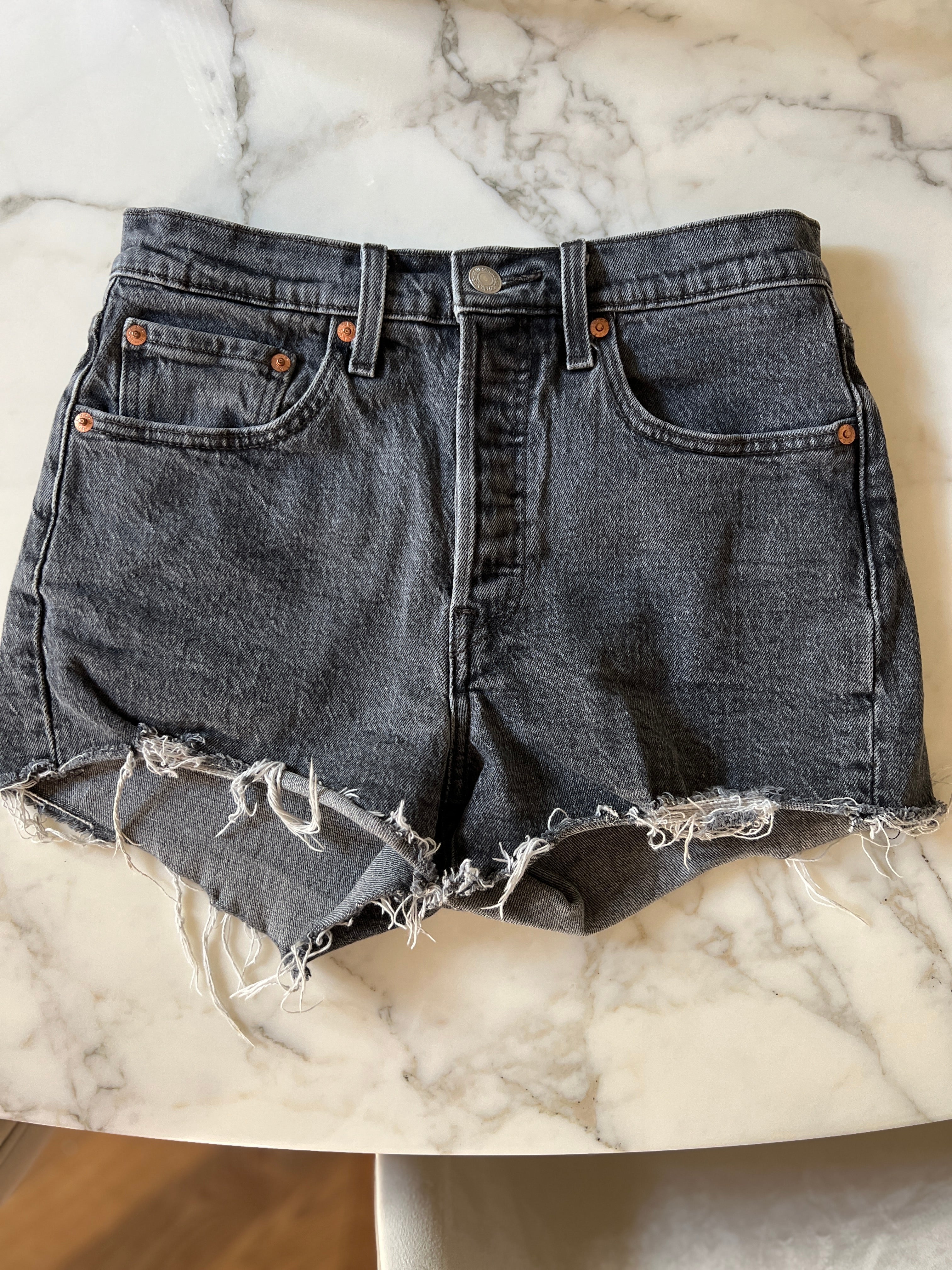 Anne Charlotte Short en Jean Levis 501 noir