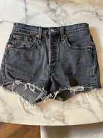 Charger l&#39;image dans la galerie, Anne Charlotte Short en Jean Levis 501 noir
