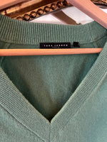 Charger l'image dans la galerie, Tara Jarmon - Pull vert col V en cachemire

