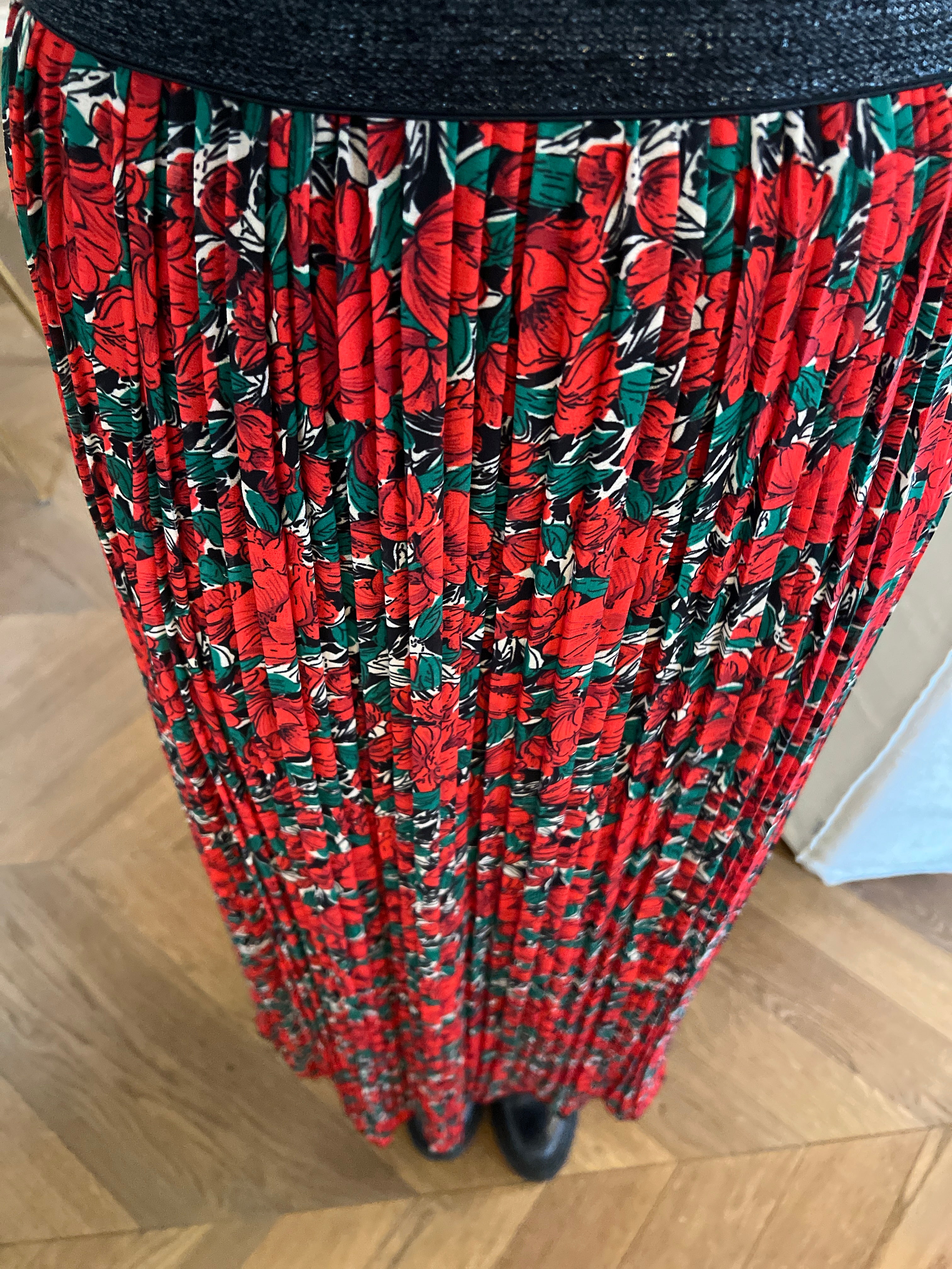 Jupe longue plissée rouge à fleurs