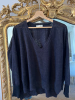 Charger l'image dans la galerie, Momoni - Pull noir col V
