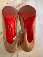 Charger l'image dans la galerie, Christian Louboutin - Escarpins vernis beige
