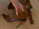 Charger l'image dans la galerie, Lucie Gabossi - Aquazzura Sandales talon daim camel boucles Pointure 39

