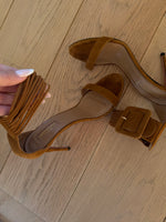 Charger l'image dans la galerie, Lucie Gabossi - Aquazzura Sandales talon daim camel boucles Pointure 39
