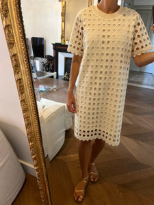 Robe Elli White en dentelle à trous