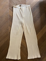 Charger l&#39;image dans la galerie, Malika Menard Pantalon de grossesse Pretty Little Thing beige plissée
