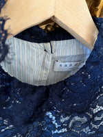 Charger l&#39;image dans la galerie, Blouse Sandro en dentelle bleu marine
