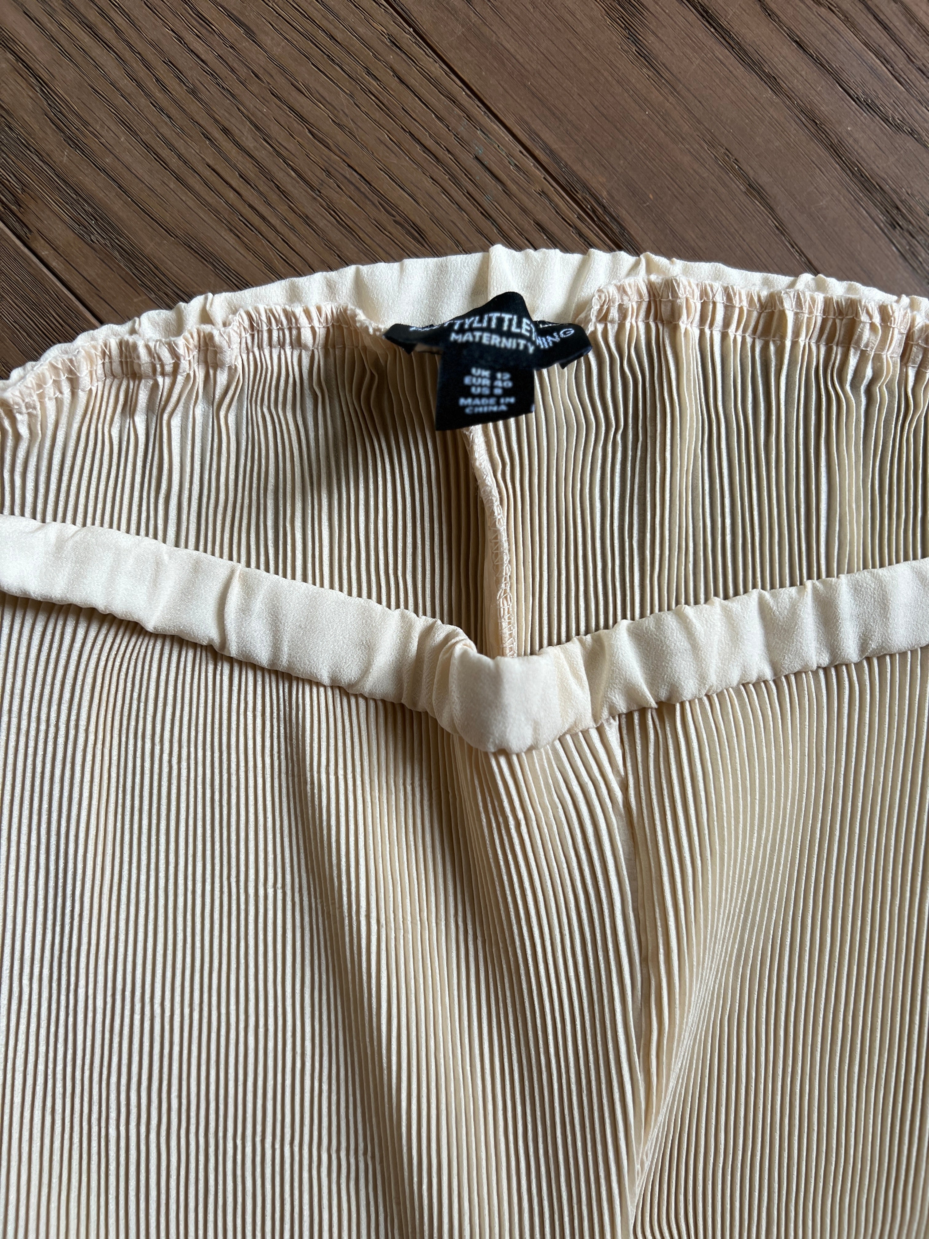 Malika Menard Pantalon de grossesse Pretty Little Thing beige plissée