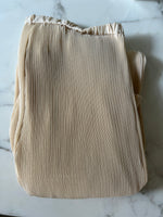 Charger l&#39;image dans la galerie, Malika Menard Pantalon de grossesse Pretty Little Thing beige plissée
