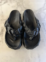 Charger l'image dans la galerie, Malika Menard Sandales compensées Asos tressées en cuir avec entredoigt noires
