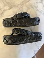 Charger l'image dans la galerie, Malika Menard Sandales compensées Asos tressées en cuir avec entredoigt noires
