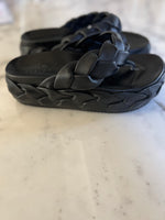 Charger l'image dans la galerie, Malika Menard Sandales compensées Asos tressées en cuir avec entredoigt noires
