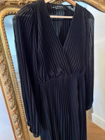 Charger l'image dans la galerie, The Kooples - Robe longue plissée avec dentelle noire
