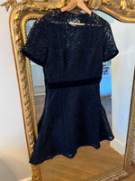 Charger l'image dans la galerie, Claudie Pierlot - Robe broderie bleu marine ceinture velours
