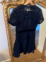 Charger l'image dans la galerie, Claudie Pierlot - Robe broderie bleu marine ceinture velours
