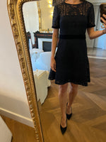 Charger l'image dans la galerie, Claudie Pierlot - Robe broderie bleu marine ceinture velours
