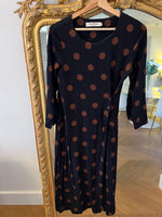 Charger l'image dans la galerie, Nice Things - Robe noire à pois marron

