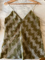 Charger l'image dans la galerie, Forte Forte - Débardeur vert irisé à bretelles fines
