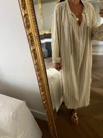 Charger l&#39;image dans la galerie, Robe Laurence Bras longue beige à rayures
