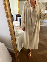 Charger l&#39;image dans la galerie, Robe Laurence Bras longue beige à rayures
