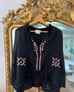 Charger l&#39;image dans la galerie, Blouse Forte Forte noire pompons rose
