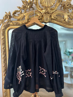 Charger l&#39;image dans la galerie, Blouse Forte Forte noire pompons rose
