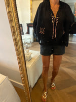 Charger l&#39;image dans la galerie, Blouse Forte Forte noire pompons rose
