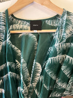Charger l&#39;image dans la galerie, Robe de plage Idano verte et motifs blancs
