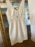 Charger et lire la vidéo dans la visionneuse de la Galerie, BCBG Maxazria - Robe blanche taille ouverte
